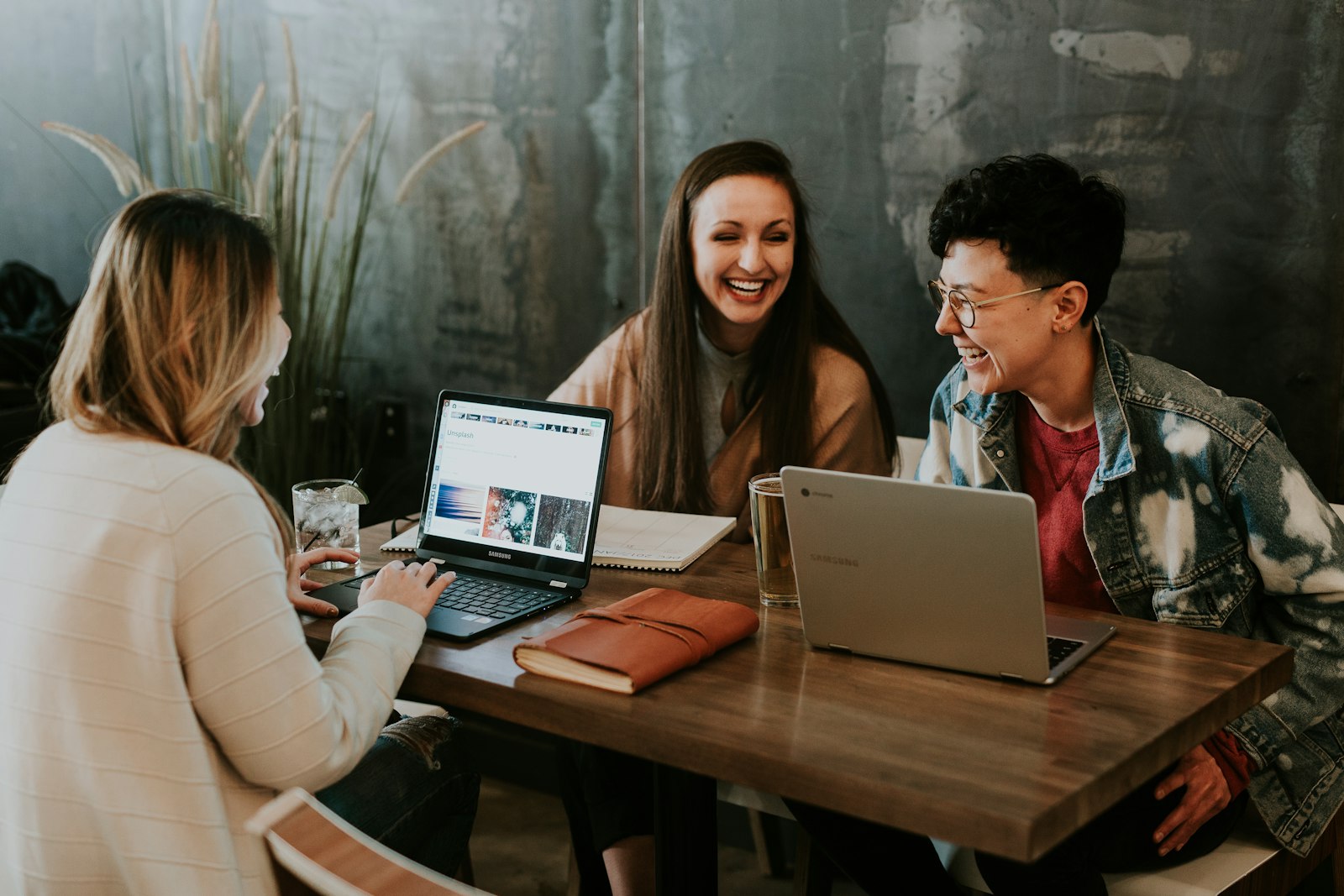 Équipe de bureau avec ordinateurs portables